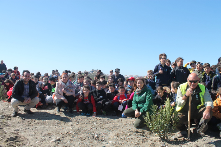 Alumnos de los colegios de Salobrea hacen una plantacin para conmemorar el 'Da del rbol'